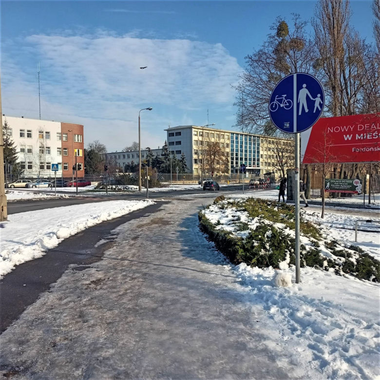 Bydgoskie chodniki jak lodowisko! Mieszkańcy są załamani. "Przecież na tym można się zabić!" [ZDJĘCIA]