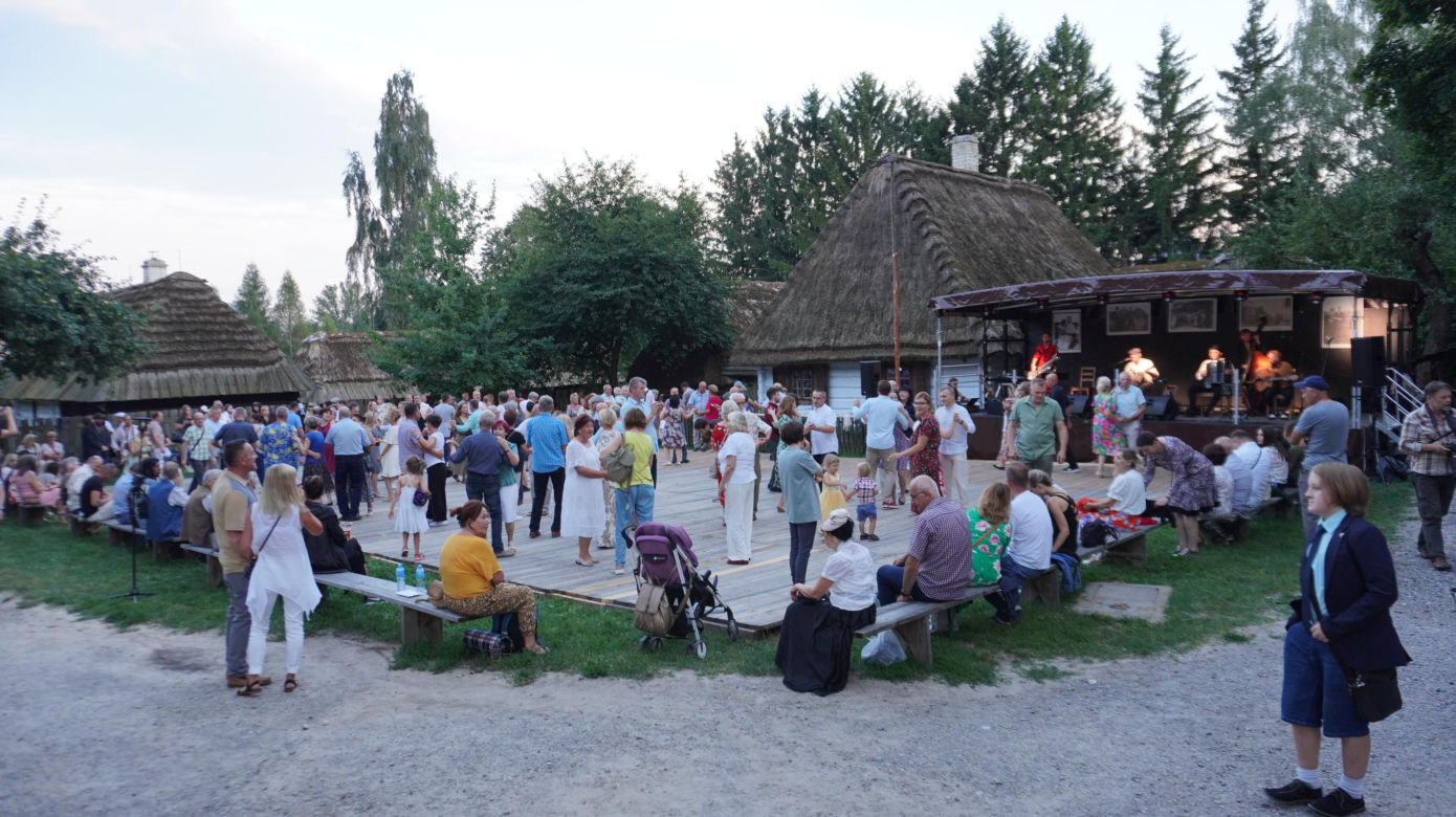 „Tańcowali” na parkiecie w Muzeum Wsi Lubelskiej aż miło było patrzeć! FOTORELACJA z sobotniej potańcówki