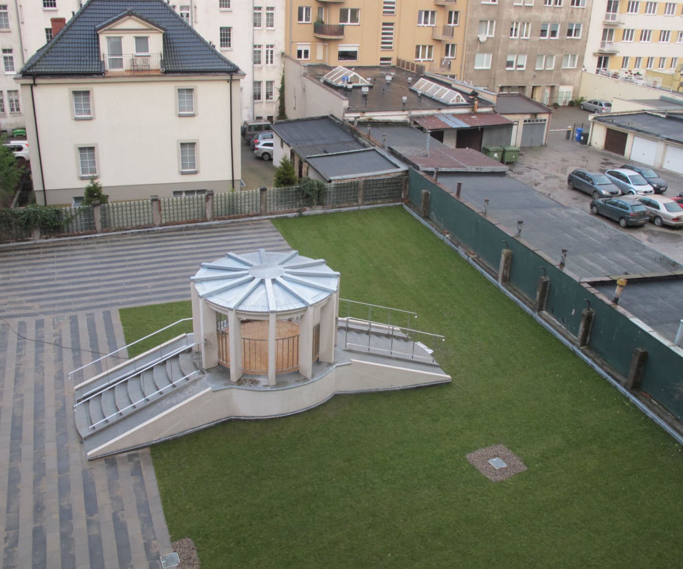 Modernistyczna kamienica zyskała odnowione podwórze