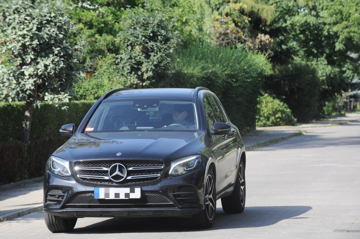 Bartłomiej Misiewicz w Mercedesie Klasy GLC 250 4MATIC