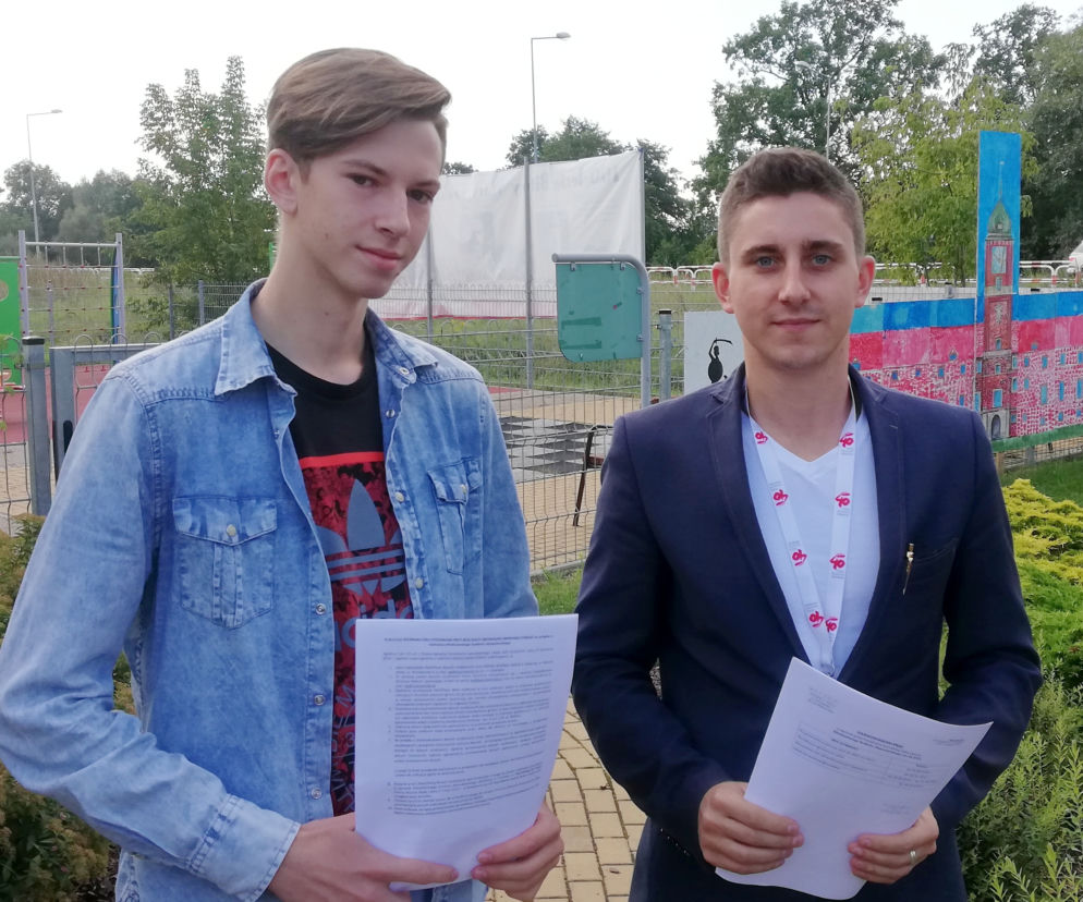 Do udziału w MBO zachęca: młodzieżowy radny Krzysztof Matysiak i opiekun MRG Ernest Pociejowski