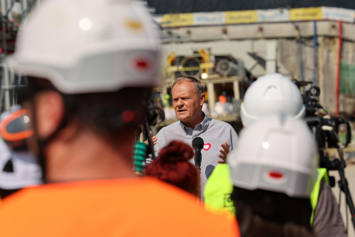 Donald Tusk w Męcinie. Premier odwiedził budowę największego tunelu kolejowego w Polsce