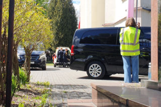 Przejmujące widoki w Sosnowcu. Karawany z wieńcami na pogrzebie Litewki