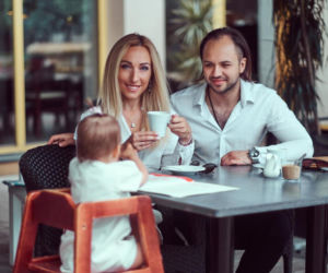 Jak przetrwać wyjście do restauracji z dzieckiem? Tych zasad warto pilnować przed wspólnym posiłkiem