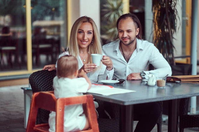 Jak przetrwać wyjście do restauracji z dzieckiem? Tych zasad warto pilnować przed wspólnym posiłkiem