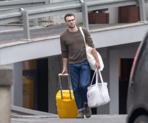 Olga Frycz wychodzi z dzieckiem ze szpitala