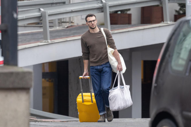 Olga Frycz wychodzi z dzieckiem ze szpitala