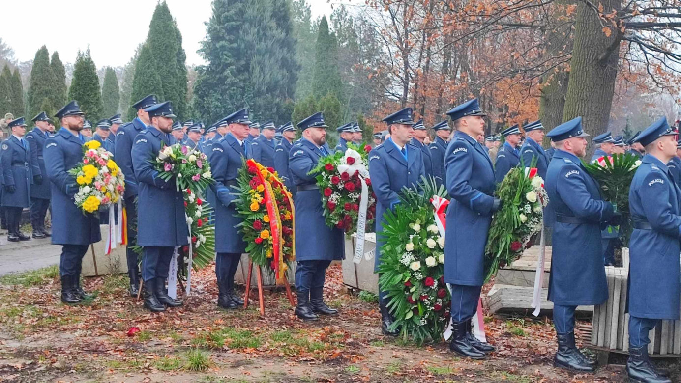  Wrocław. Ostatnie pożegnanie policjantów zastrzelonych na służbie. "Wasz tata jest bohaterem"
