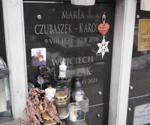 Nagrobek Marii Czubaszek i Wojciecha Karolaka