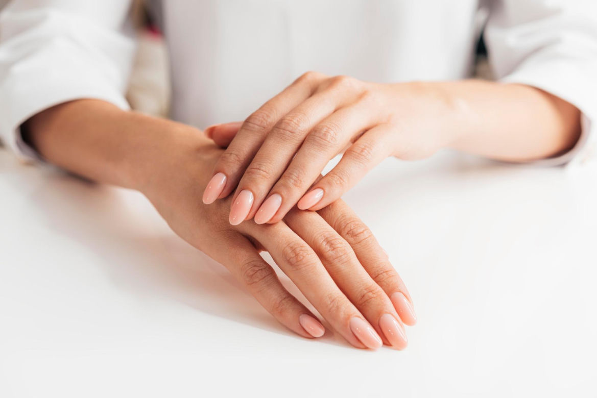 Lniane paznokcie to idealny manicure dla minimalistek