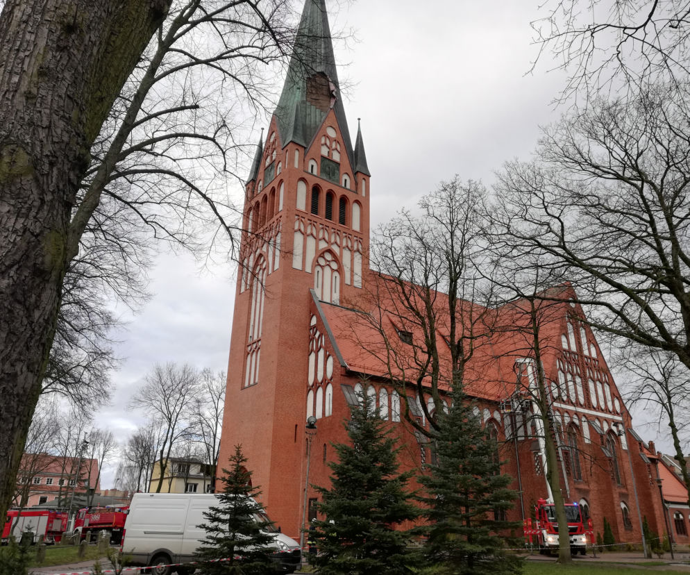 Zerwany dach Kościoła Mariackiego w Szczecinku