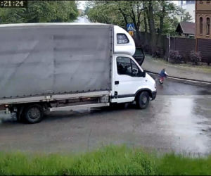 Śląskie: Chłopiec wypadł z auta na ulicę w czasie jazdy! O włos od tragedii
