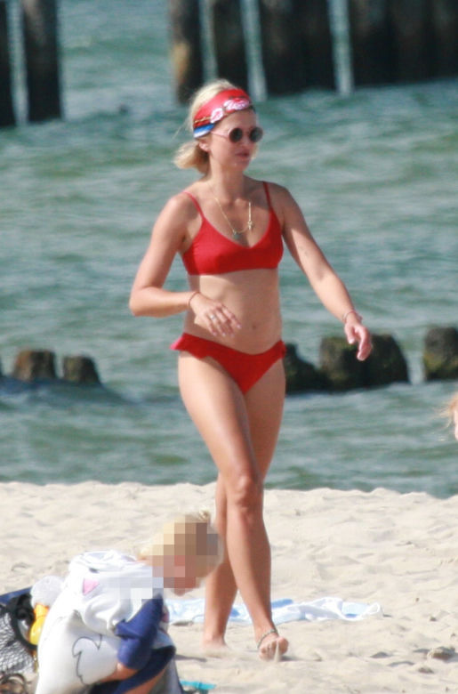 Borys Szyc całuje się na plaży