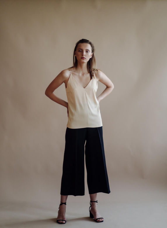 Spodnie culotte to must have tego lata. Jak je nosić w modnym stylu? 