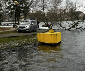 Tajemnicza śmierć mężczyzny. Z jeziora wyłowiono ciało. Policja bada sprawę