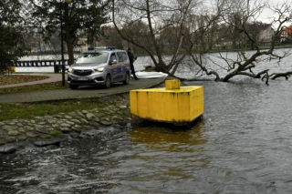 Tajemnicza śmierć mężczyzny. Z jeziora wyłowiono ciało. Policja bada sprawę