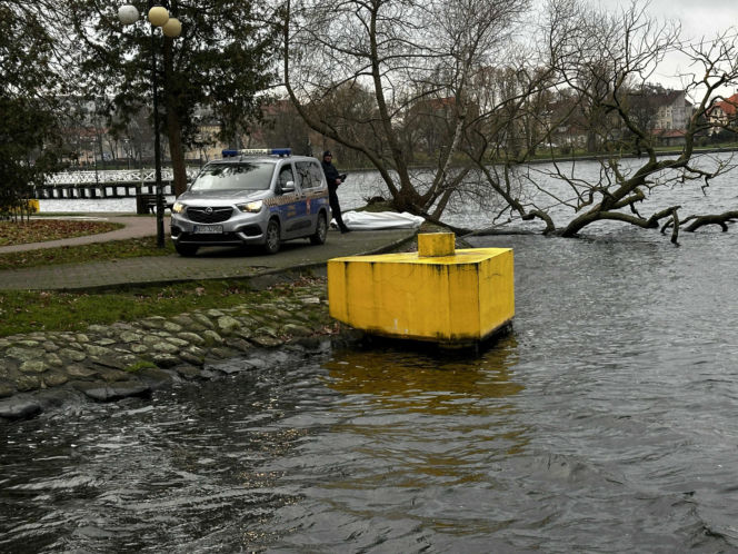 Tajemnicza śmierć mężczyzny. Z jeziora wyłowiono ciało. Policja bada sprawę