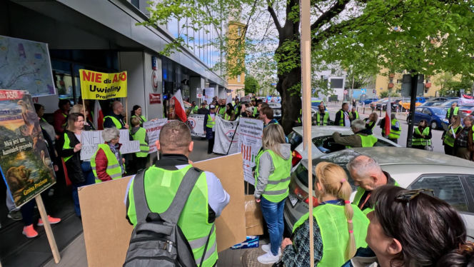 Dramat setek rodzin pod Warszawą! Nowa autostrada zburzy ich domy?! „Żyjemy na bombie”