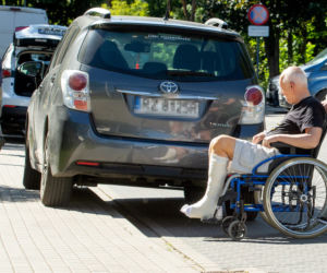 Żona Janusza Korwin-Mikkego wozi go Toyotą