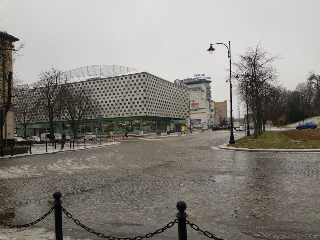 Gołoledź, marznące opady i oblodzone chodniki. Tak wyglądał poranek na drogach w Białymstoku