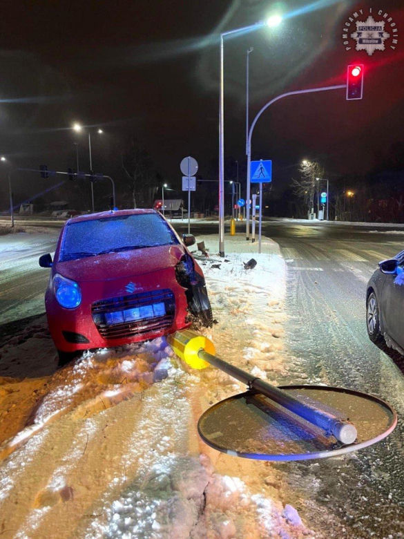 Pijany kierowca uderzył w sygnalizator świetlny w Mikołowie. Teraz senior odpowie przed sądem