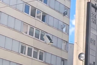 Remont po wrocławsku. Lodówka poleciała z okna wieżowca. Nagranie jest hitem