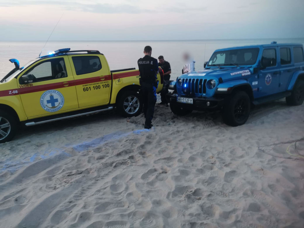 Paralotniarz spadł na plażowiczkę. Groźny wypadek w Chłopach