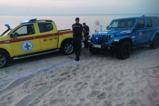 Paralotniarz spadł na plażowiczkę. Groźny wypadek w Chłopach