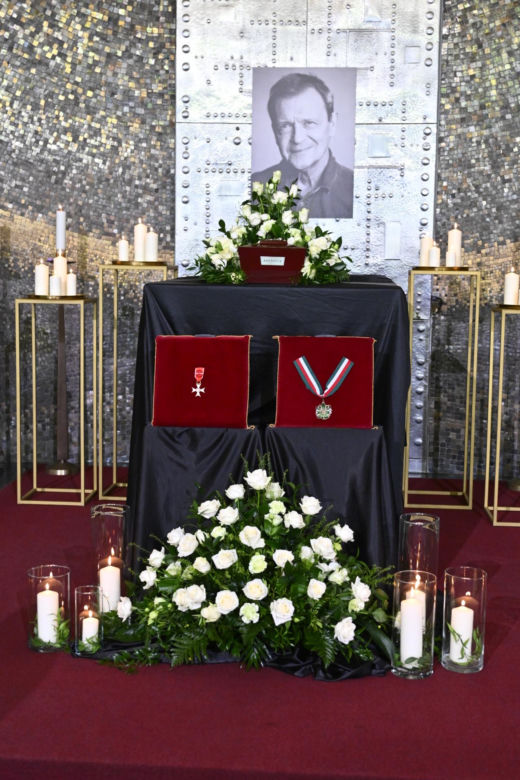 Jan Frycz - piękne kwiaty i wzruszające napisy na pogrzebie artysty