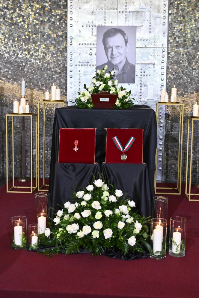 Jan Frycz - piękne kwiaty i wzruszające napisy na pogrzebie artysty