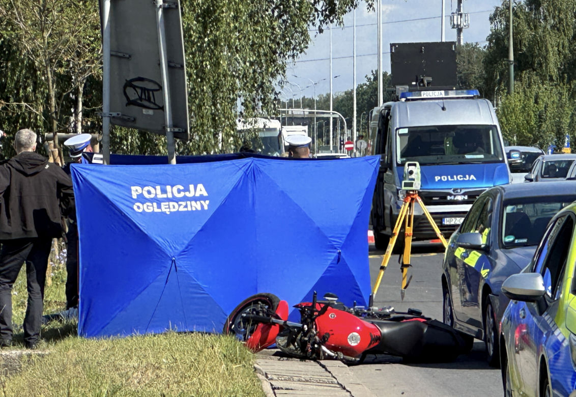 Śmiertelny wypadek na Białołęce. Wyleciał z pojazdu i uderzył w znak drogowy. Motocyklista zginął na miejscu