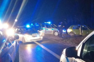 Spychał inne samochody z drogi i rozbił radiowóz! Dramatyczny pościg pod Jelenią Górą