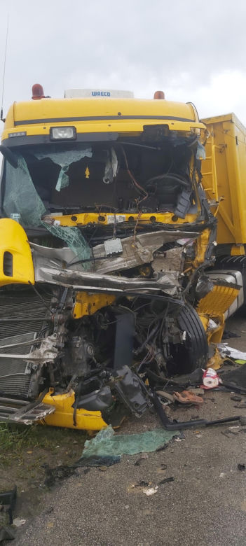Dwie ciężarówki roztrzaskały się na drodze. Kierowca Scanii nie miał szans