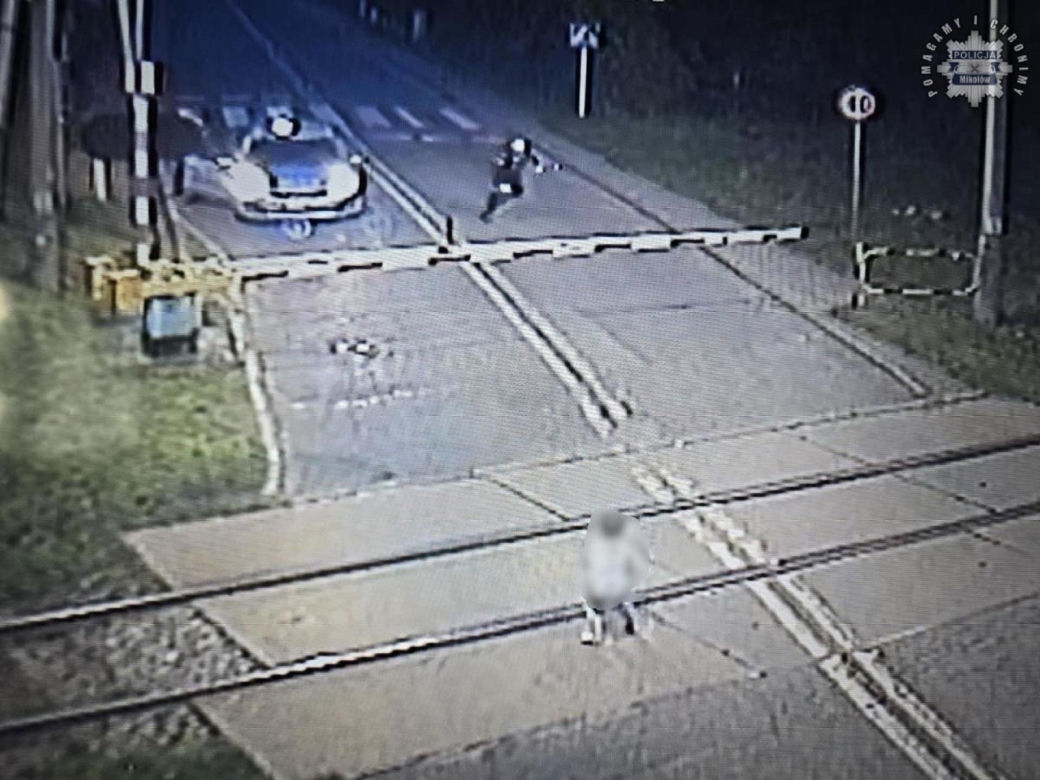 Wstrząsające nagranie pokazali policjanci z Mikołowa. 6-latek bawił się na torach, potem przejeżdża pociąg