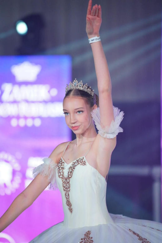Uczniowie Niepublicznej Szkoły Sztuki Tańca Caro Dance w Siedlcach odnieśli spektakularny sukces, zdobywając łącznie kilkanaście medali podczas pierwszych ogólnopolskich turniejów tanecznych