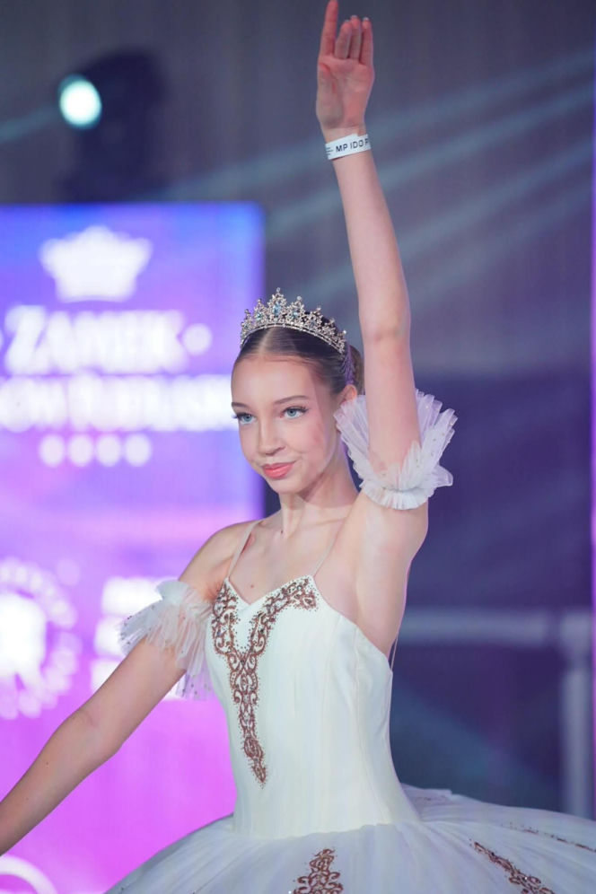 Uczniowie Niepublicznej Szkoły Sztuki Tańca Caro Dance w Siedlcach odnieśli spektakularny sukces, zdobywając łącznie kilkanaście medali podczas pierwszych ogólnopolskich turniejów tanecznych