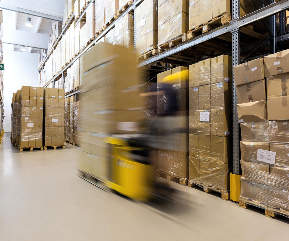 Systemy zarządzania ruchem wewnętrznym w halach przemysłowych – zakres, technologie, korzyści. Jak poprawić bezpieczeństwo i efektywność transportu wewnętrznego?