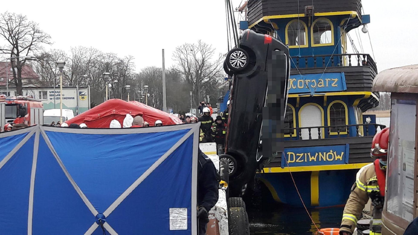 Dziwnów. Auto wpadło do rzeki. Nie żyją cztery osoby