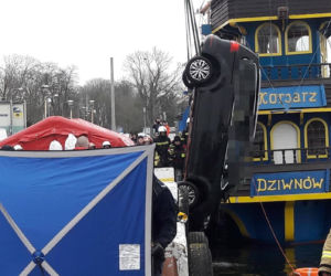 Dziwnów. Auto wpadło do rzeki. Nie żyją cztery osoby