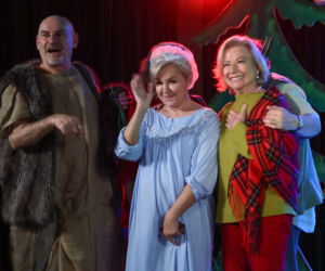 Na Wspólnej odc. 3366. Maria Zięba (Bożena Dykiel), Honorata (Aleksandra Konieczna), Roman (Waldemar Obłoza)