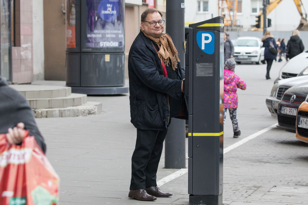 Ukryl żonę, robi za nianię