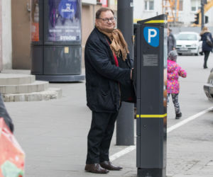 Ukryl żonę, robi za nianię