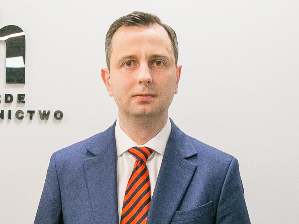 Morawiecki zawstydził Kaczyńskiego, Budkę i Czarzastego. Politycy pławią się w luksusach