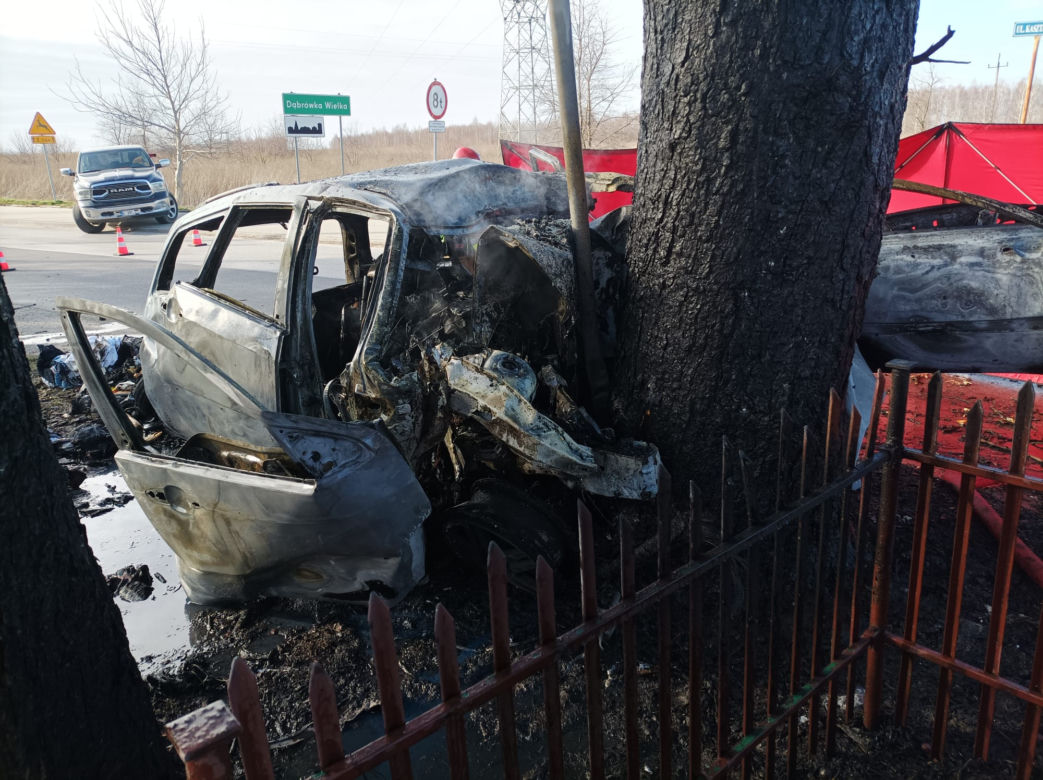 Śmiertelny wypadek pod Zgierzem! Mężczyzna spłonął w objętym pożarem fordzie [ZDJĘCIA]