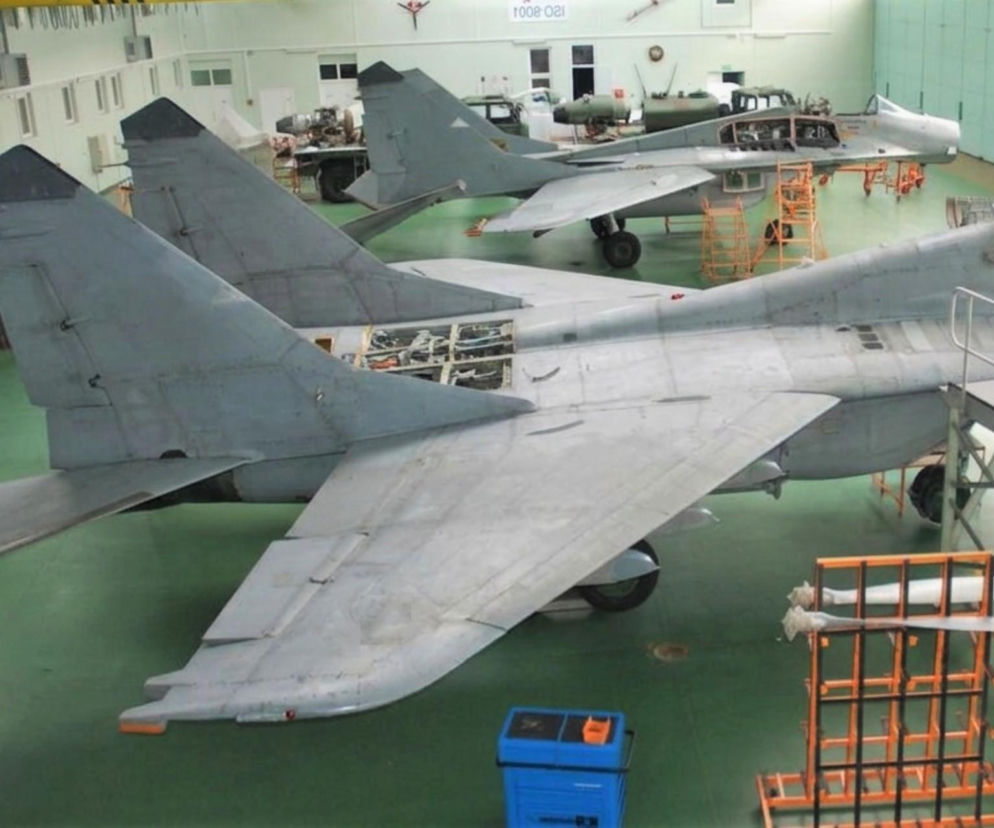 Dwa myśliwce MiG-29 w hali serwisowej WZL nr 2 w Bydgoszczy. O remontach ukraińskich maszyn czytaj w SE Portal Obronny.