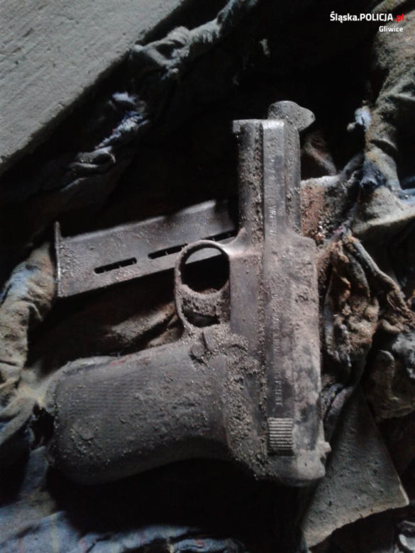 Niesamowite odkrycie w Gliwicach. Pistolet Mauser M1914 znaleziony podczas remontu kamienicy [ZDJĘCIA]