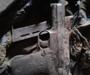 Niesamowite odkrycie w Gliwicach. Pistolet Mauser M1914 znaleziony podczas remontu kamienicy [ZDJĘCIA]
