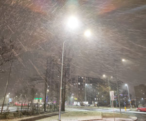 Atak zimy w Warszawie. Śnieżyca sparaliżowała drogi w stolicy