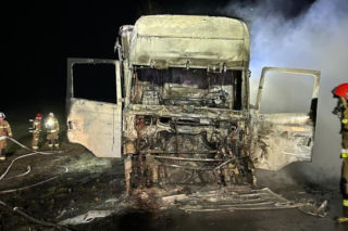 Nocny pożar ciężarówki pod Żyrzynem