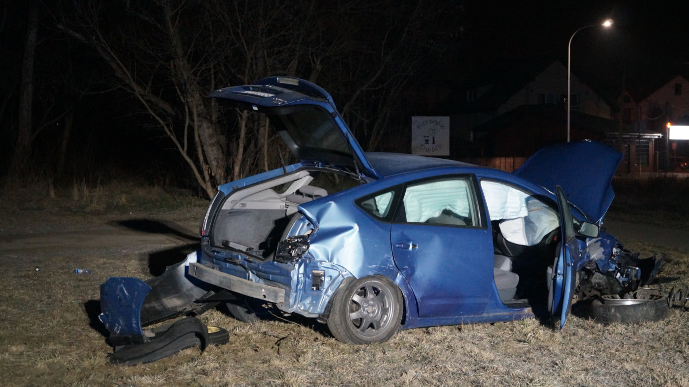 Potworne zderzenie toyoty z BMW w Piasecznie. Pogotowie zabrało rannego